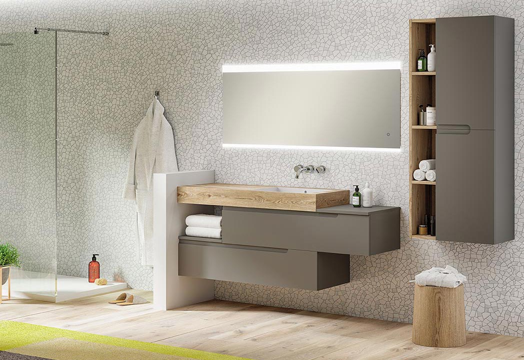 Cinco materiales ideales para un baño fresco y fácil de limpiar en verano